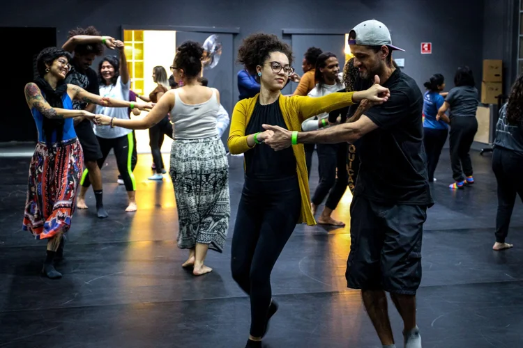 Cenas de aulas da São Paulo Escola de Dança (Camilo Munoz e Samira Dantas/Divulgação)