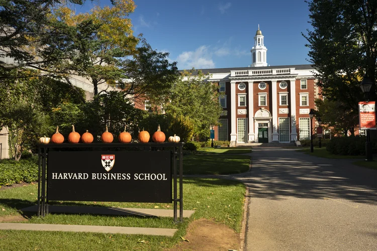 O prédio da Harvard Business School em Cambridge,  Massachusetts, nos EUA (PGiam/Getty Images)