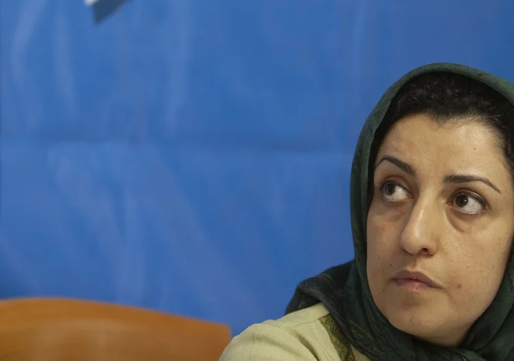 Narges Mohammadi foi presa 13 vezes pelas forças iranianas e condenada cinco vezes a um total de 31 anos de prisão e a 154 chicotadas (Morteza Nikoubazl/Getty Images)