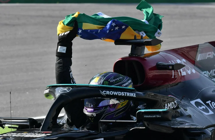 Hamilton: Em 2021, ano de seu último título, o piloto repetiu o gesto de Senna nas vitórias e correu a última volta do GP de São Paulo (NELSON ALMEIDA/Getty Images)