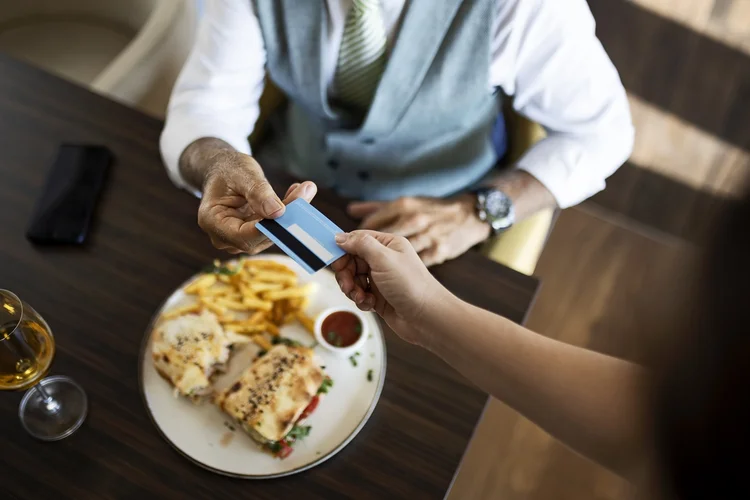 O preço médio de uma refeição completa no Brasil é de R$ 51,61, representando um aumento de 10,8% em relação ao ano anterior, aponta a pesquisa da ABBT (Zorica Nastasic/Getty Images)