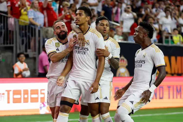 Real Madrid e Napoli entram em campo, buscando a liderança do grupo C (Tim Warner/Getty Images)