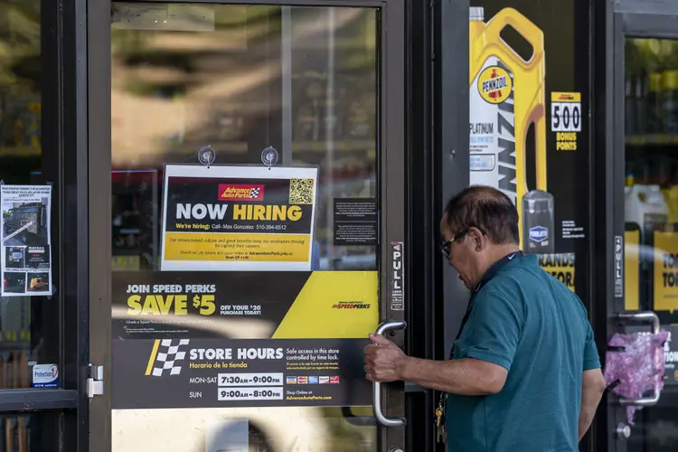 Placa de "Estamos contratando" em loja da Califórnia (Paul Morris/Bloomberg /Getty Images)