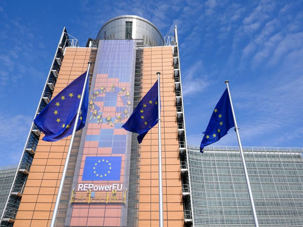 Comissão Europeia investiga gigantes da tecnologia por descumprimento da Lei de Mercados Digitais