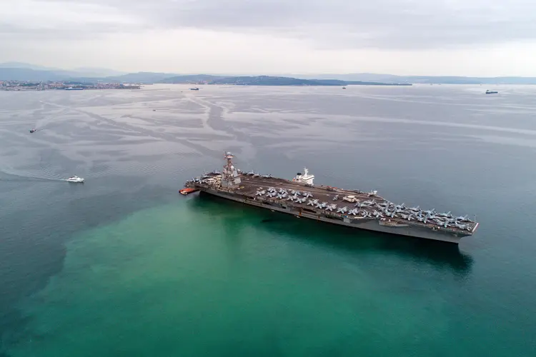 USS Gerald R. Ford possui 333 metros de comprimento e 77 de largura (Andrej Tarfila/SOPA Images/LightRocket /Getty Images)