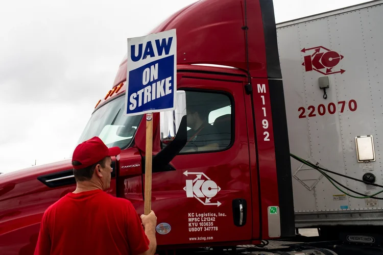 No início da greve, o sindicato tinha aproximadamente US$ 825 milhões no fundo para greve (Emily Elconin/Getty Images)