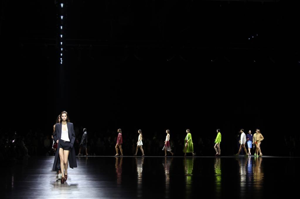 Modelos desfilam na passarela da Gucci Ancora durante a Milan Fashion Week em Milão. (Daniele Venturelli/Getty Images)