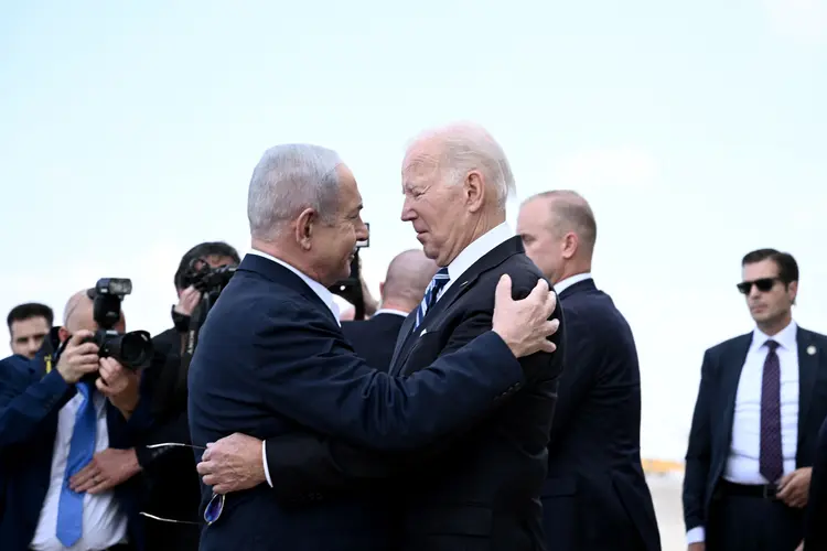 Netanyahu rejeitou a pressão de Washington e prometeu recentemente levar adiante um plano de ofensiva na cidade de Rafah, em Gaza (Brendan SMIALOWSKI / AFP/Getty Images)