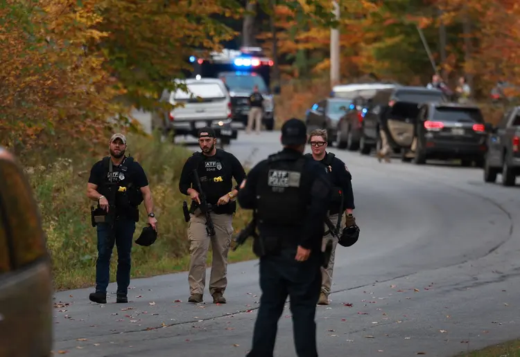 Ataque: FBI e policiais fortemente armados cercaram uma casa que pertence a família dele enquanto helicópteros sobrevoam o local (Joe Raedle/Getty Images)