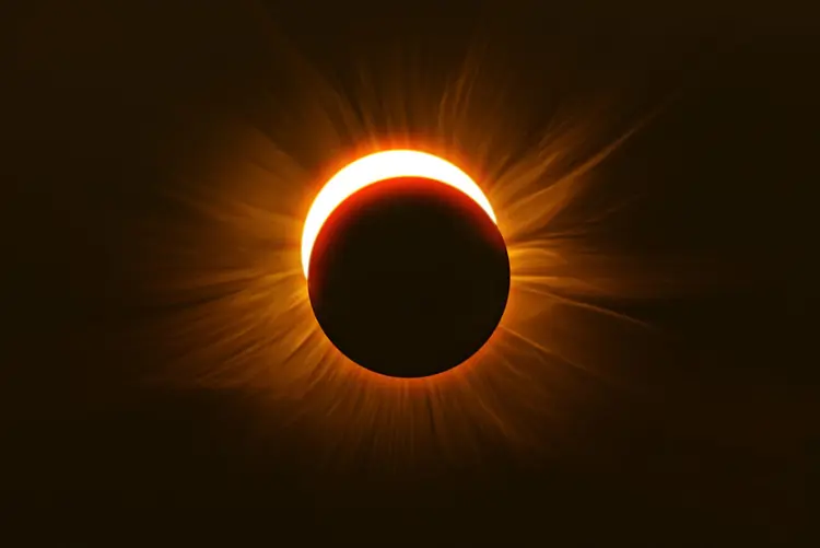 Um eclipse anular do sol acontece quando o sol, a lua e a Terra estão em alinhamento (Divulgação/Getty Images)