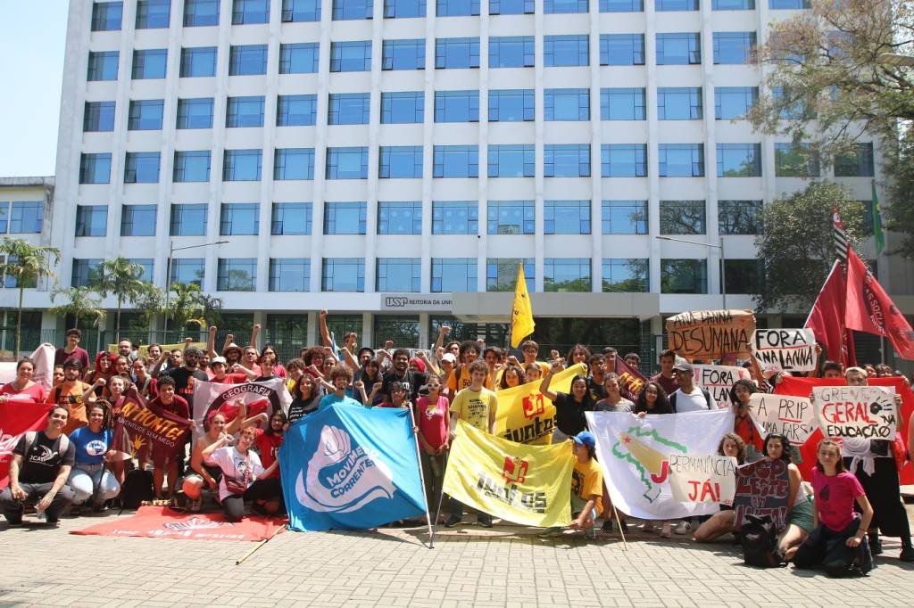 Estudantes da USP decidem manter greve após reunião com a reitoria
