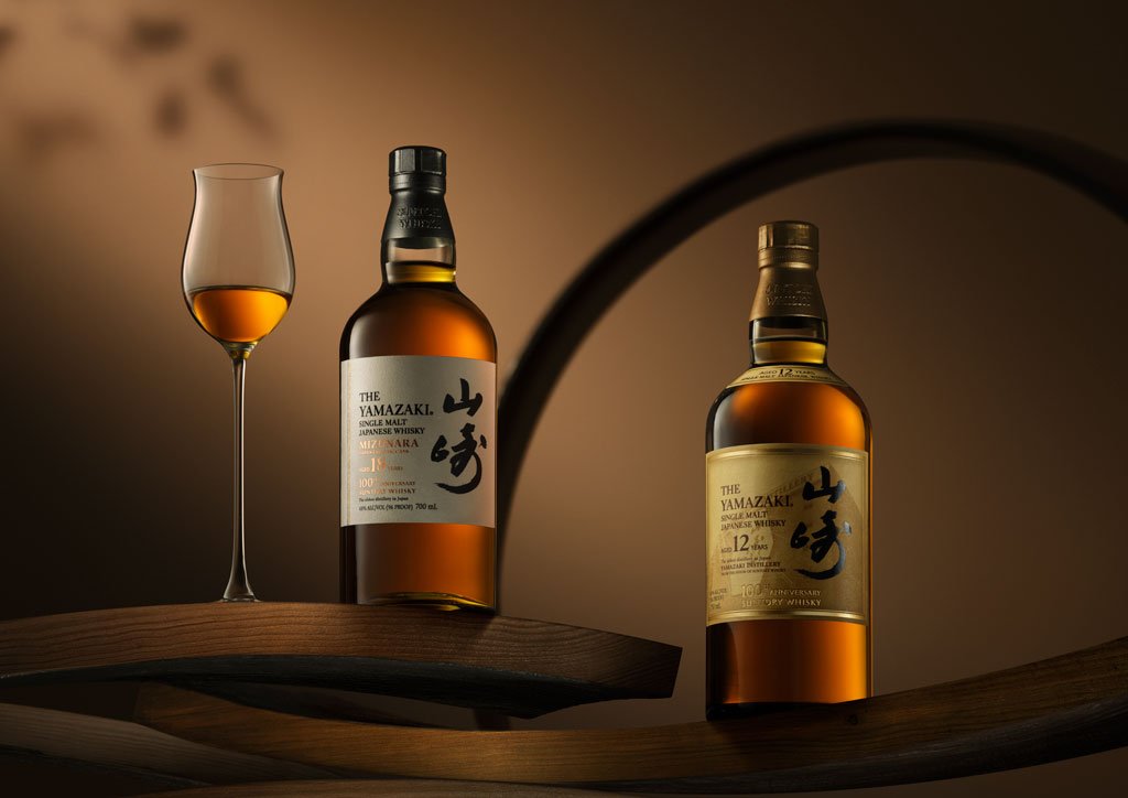 A edição especial de 100 anos e a tradicional do whisky Yamazaki
