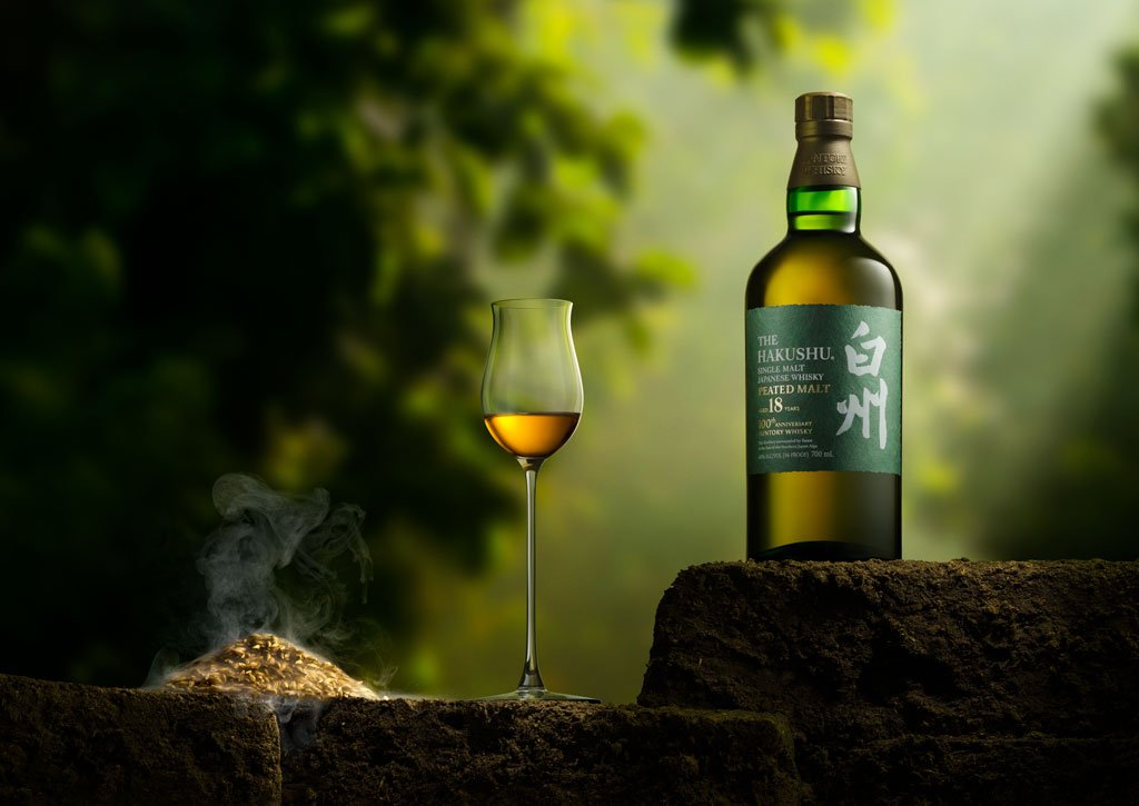 Garrafa comemorativa do centenário da House of Suntory do Hakushu 18 anos, defumado com turfa local