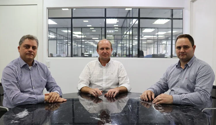 D vice-presidente, Marcelo Chiarello; presidente do grupo, Vinícius Marins, e diretor financeiro, Sidnei Locatelli, da Reunidas:  (Reunidas/Divulgação)