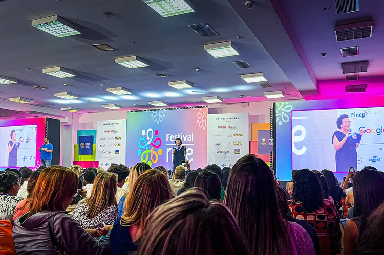 Evento de empreendedorismo feminino: Na foto, Ana Fontes, fundadora da Rede Mulher Empreendedora, conversa com a plateia (Fernanda Bastos/Reprodução)