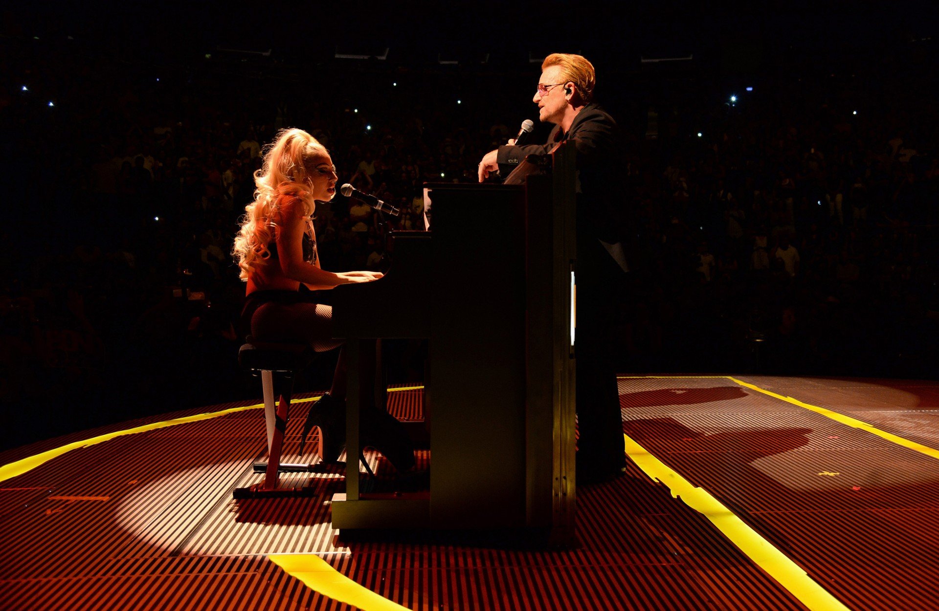 Lady Gaga pega os fãs de surpresa em aparição no show do U2 em Las Vegas; veja vídeo