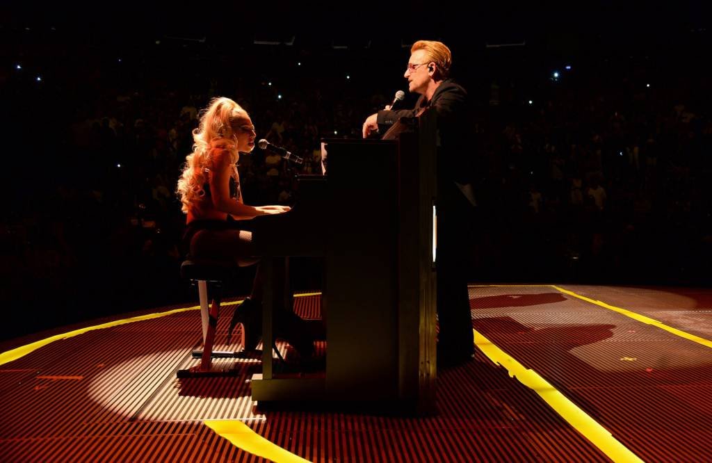 Lady Gaga pega os fãs de surpresa em aparição no show do U2 em Las Vegas; veja vídeo