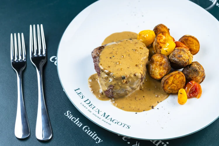 Prato do Les Deux Magots: filé mignon grelhado, molho poivre, batatas bolinha. (Neuton Araujo/Divulgação)