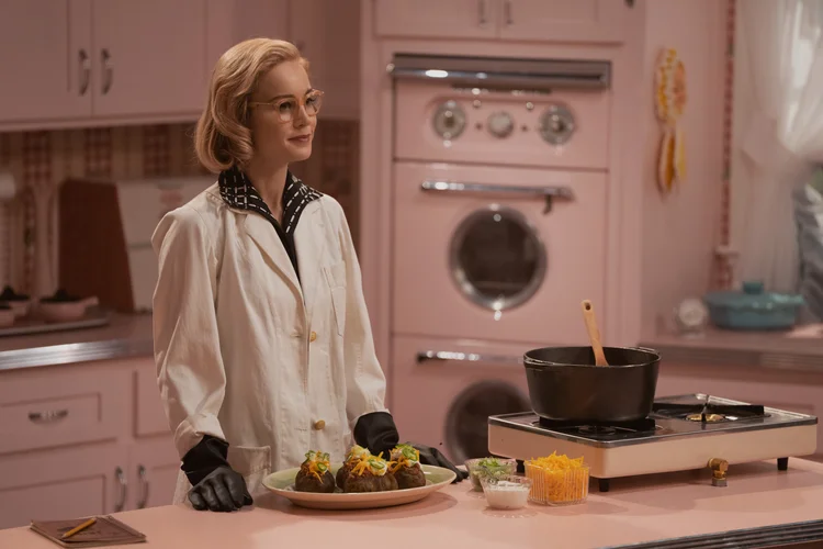Brie Larson na série  "Uma Questão de Química", disponível na Apple TV+. (Apple TV+/Divulgação)