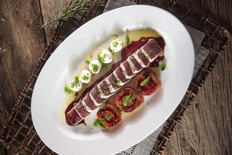 Modern Mamma Osteria: atum fresco semigrelhado com tomates orgânicos, mozzarella de búfala e redução de vinho tinto (R$ 98) (Divulgação/Divulgação)