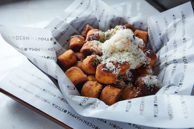 Modern Mamma: Gnocchi dourado recheado com vitelo. (Rodolfo Regini /Divulgação)