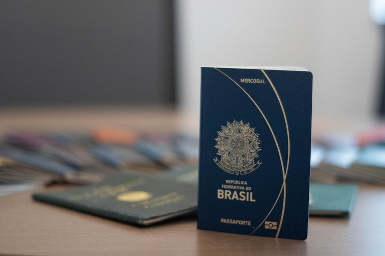 Brasil melhora posição entre os passaportes mais poderosos do mundo em 2025; veja ranking