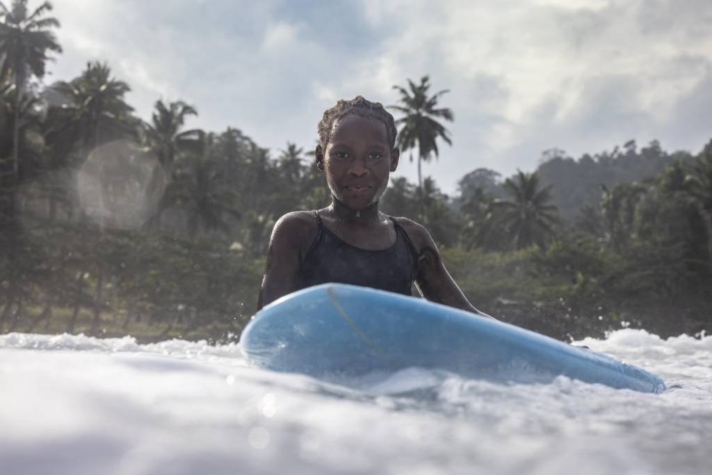 Mulheres surfistas: projeto em ilha na África leva empoderamento por meio do esporte (Divulgação/Divulgação)