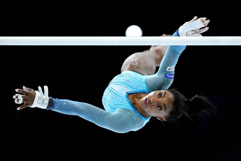 Biles lidera classificação mundial em todos os aparelhos e batiza salto mais difícil do feminino