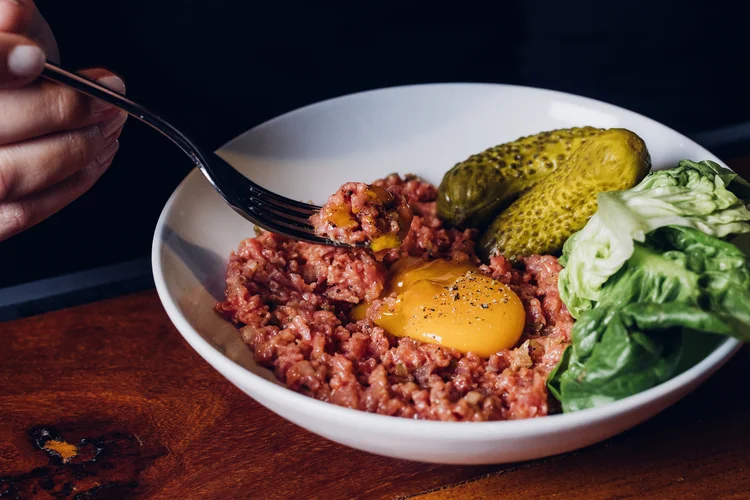 Steak tartare do SubAstor: clássico da gastronomia. (Bruno Geraldi /Divulgação)