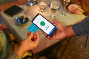 Geração Z acelera uso de carteiras digitais, diz estudo da Cielo