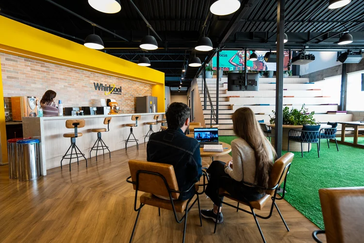 Os trainees da Whirlpool poderão atuar nas áreas de Vendas, D2C (e-commerce), Marketing, Customer Experience TI, RH, Finanças, Supply Chain/Manufatura e Jurídico (Divulgação: Whirlpool)