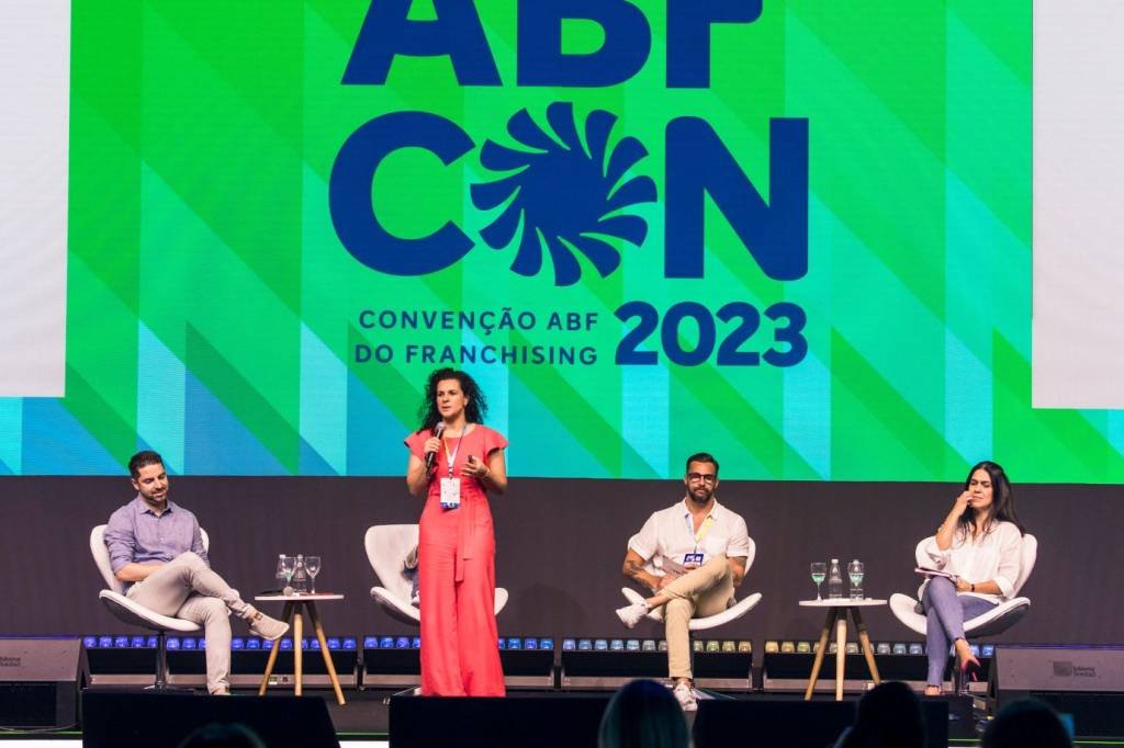 Painel da ABF CON 2023 sobre inovação em pequenas e médias franquias reuniu Fabio Khouri, da Vai Voando, Felipe Buranello, da Maria Brasileira, Natiele Krassmann, da Criamigos, com mediação da Lyana Bittencourt, do Grupo Bittencourt