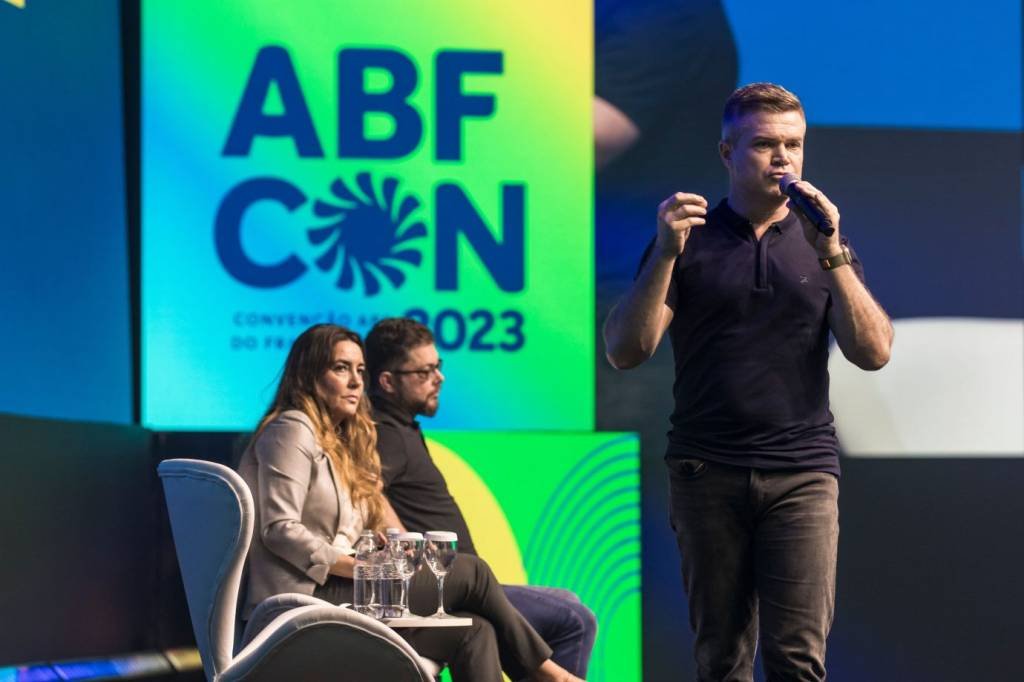 Painel sobre liderança da ABF CON 2023 reuniu Paulo Camargo, da Espaçolaser, Decio Pecin, da CNA, e Silvina Mirabella, da Óticas Carol