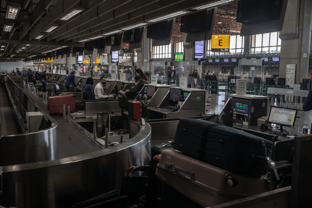 Aeroporto de Guarulhos: terceirizados param por veto a uso de celular e voos são afetados
