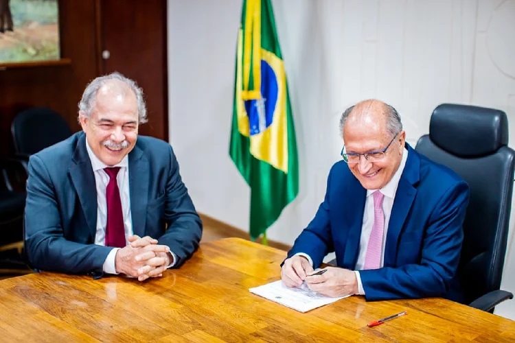 Mercadante e Alckmin assinaram o documento que prevê R$ 40 milhões já para o início das atividades. (MDI/Divulgação)