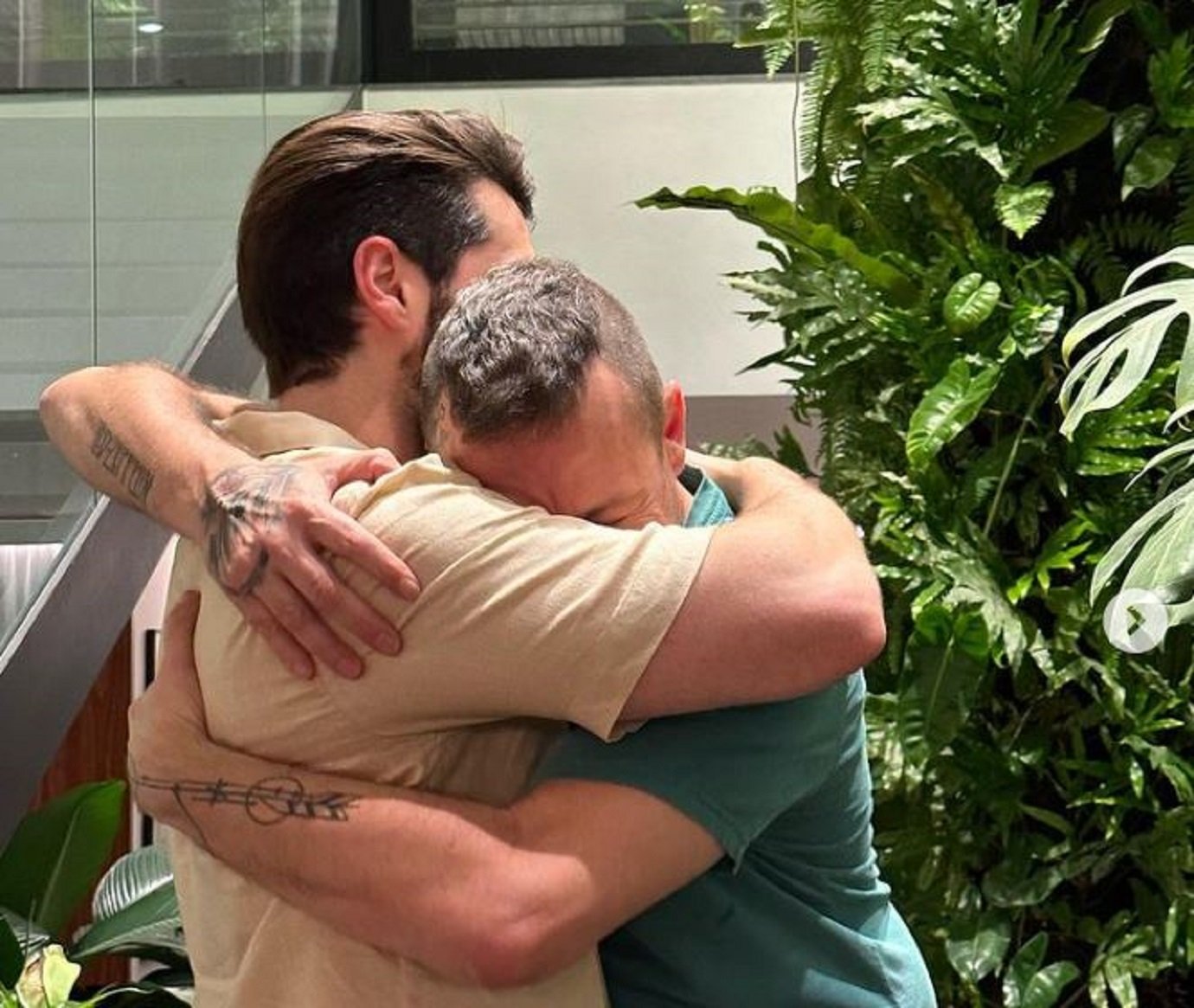 Guerra Israel-Hamas: Emocionado, Alok celebra reencontro com o pai, que escapou de ataque em rave