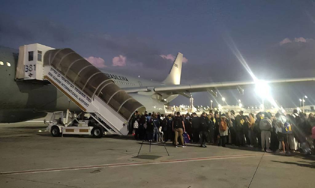 Repatriação: de acordo com o governo, o grupo conta com 27 crianças e adolescentes, 17 mulheres (duas idosas) e quatro homens adultos (Força Aérea Brasileira/Reprodução)