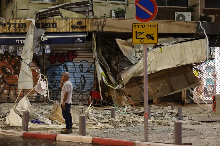 Prédio danificado por foguete do Hamas em Tel Aviv, Israel: ataque acontece em meio a mudanças geopolíticas na região  (JACK GUEZ/AFP)