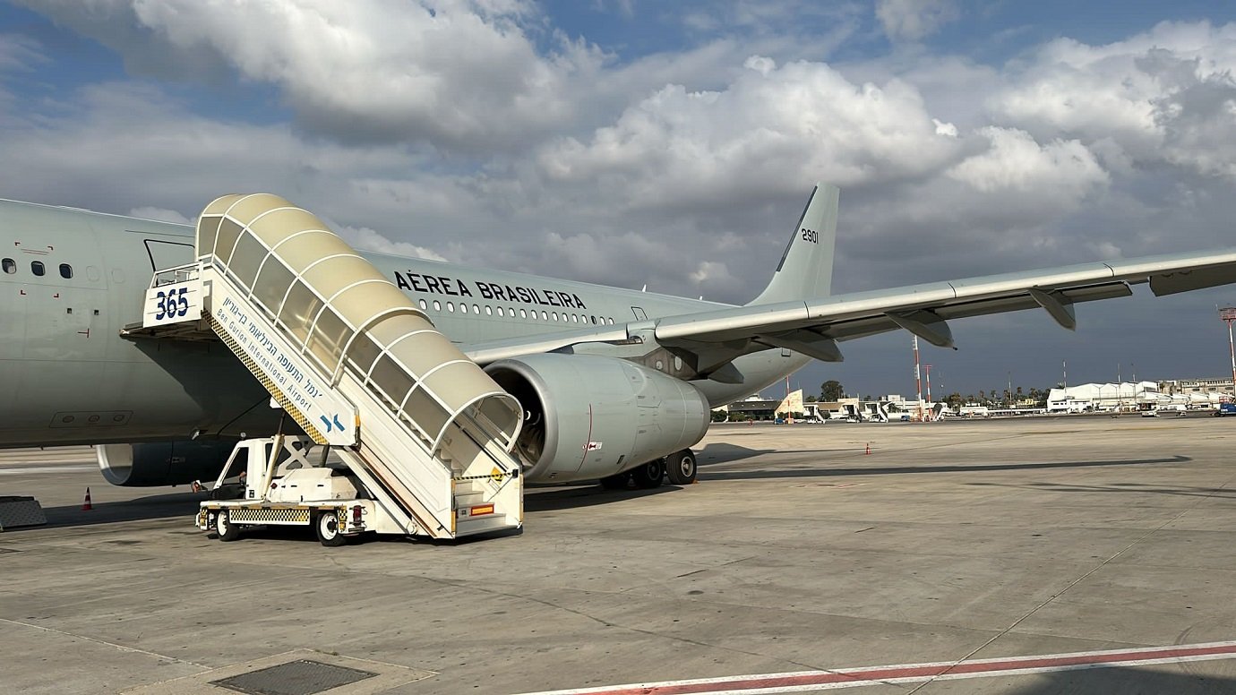 Avião da FAB decola de Israel com mais de 200 brasileiros resgatados