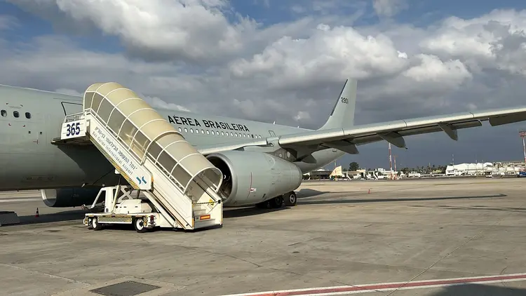 Serão usadas seis aeronaves para buscar os cidadãos, em sua maioria turistas em Tel-Aviv e Jerusalém
