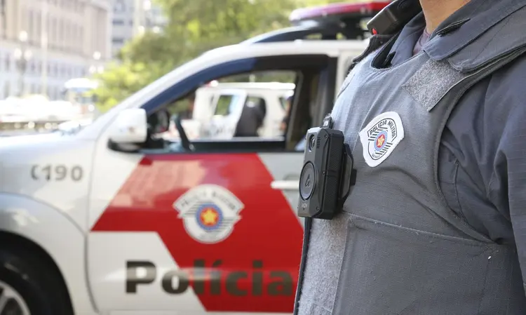 Uso de câmeras acopladas aos uniformes de policiais militares do estado de São Paulo para registro das suas ações, implementada em 18 unidades, ajudou a reduzir violência policial,trazendo resultados emblemáticos. (Agência Brasil)
