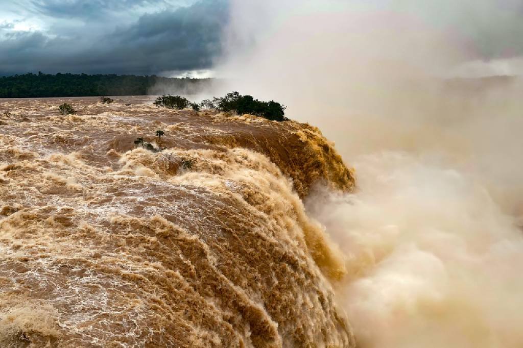 Vazão das Cataratas do Iguaçu chega a 24 milhões de litros por segundo