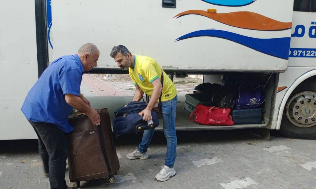 Brasileiros chegam ao sul de Gaza e aguardam travessia para o Egito
