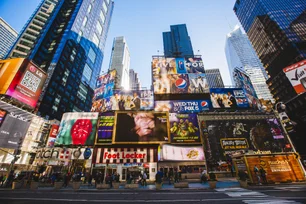 Imagem referente à matéria: Telão da Times Square fica escuro após apagão cibernético; veja vídeo