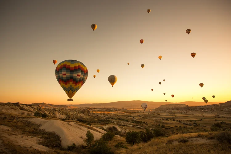 Balões de ar quente na região da Capadócia, na Turquia: Uber abre reservas para viagens em balão (Freepik/Divulgação)