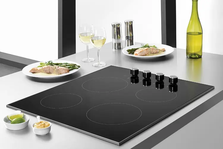 Cooktop: eletrodoméstico é uma opção prática e confortável para quem gosta de cozinhar (gerenme/Getty Images)