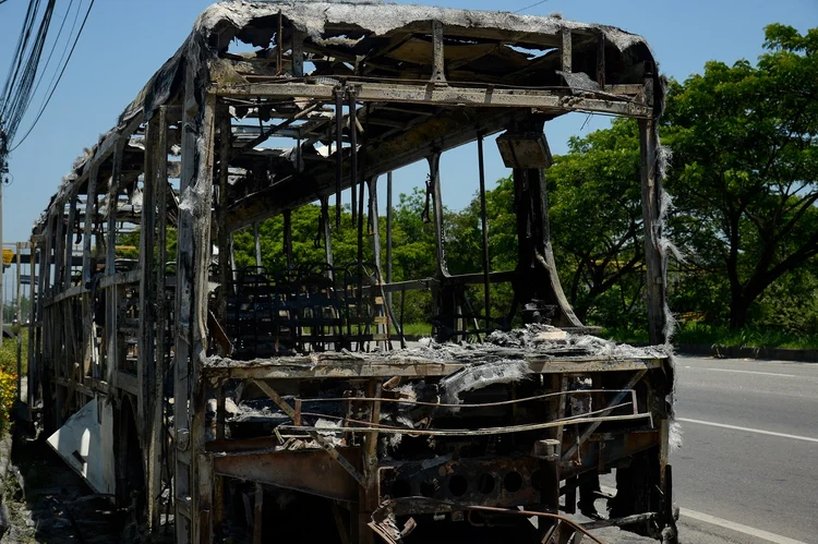 Rio de Janeiro (RJ), 24/10/2023 – Carcaça de ônibus incendiado na Avenida Brasil, em Santa Cruz, zona oeste da capital fluminense. Foto: Tomaz Silva/Agência Brasil (Tomaz Silva/Agência Brasil)