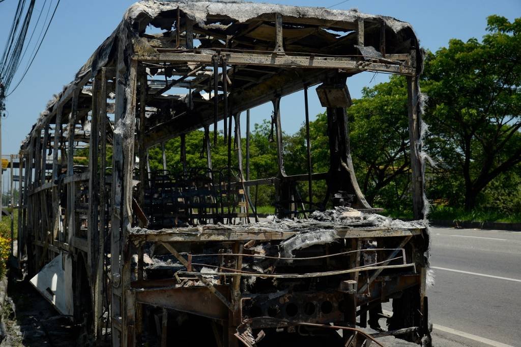 Rio de Janeiro: 35 ônibus queimados e um alvo de tiros impactam transporte na região