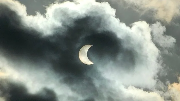 Eclipse solar registrado pelo usuário @marcomaiabh no X (X/Reprodução)