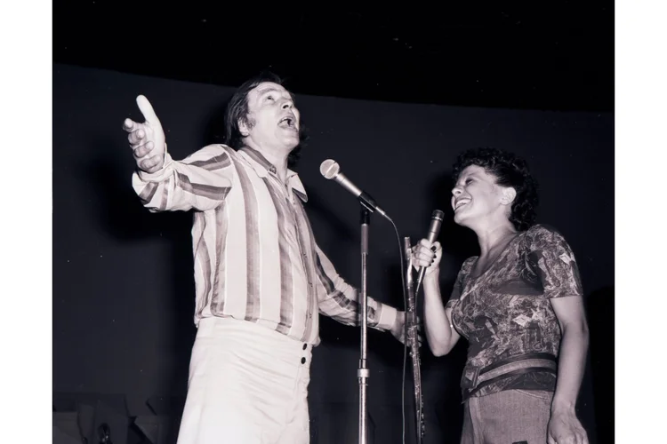 Tom Jobim e Elis Regina, durante apresentação do show de lançamento do LP "Elis & Tom" no teatro do Hotel Nacional, no Rio de Janeiro em 1974 (Instituto Tom Jobim/Reprodução)